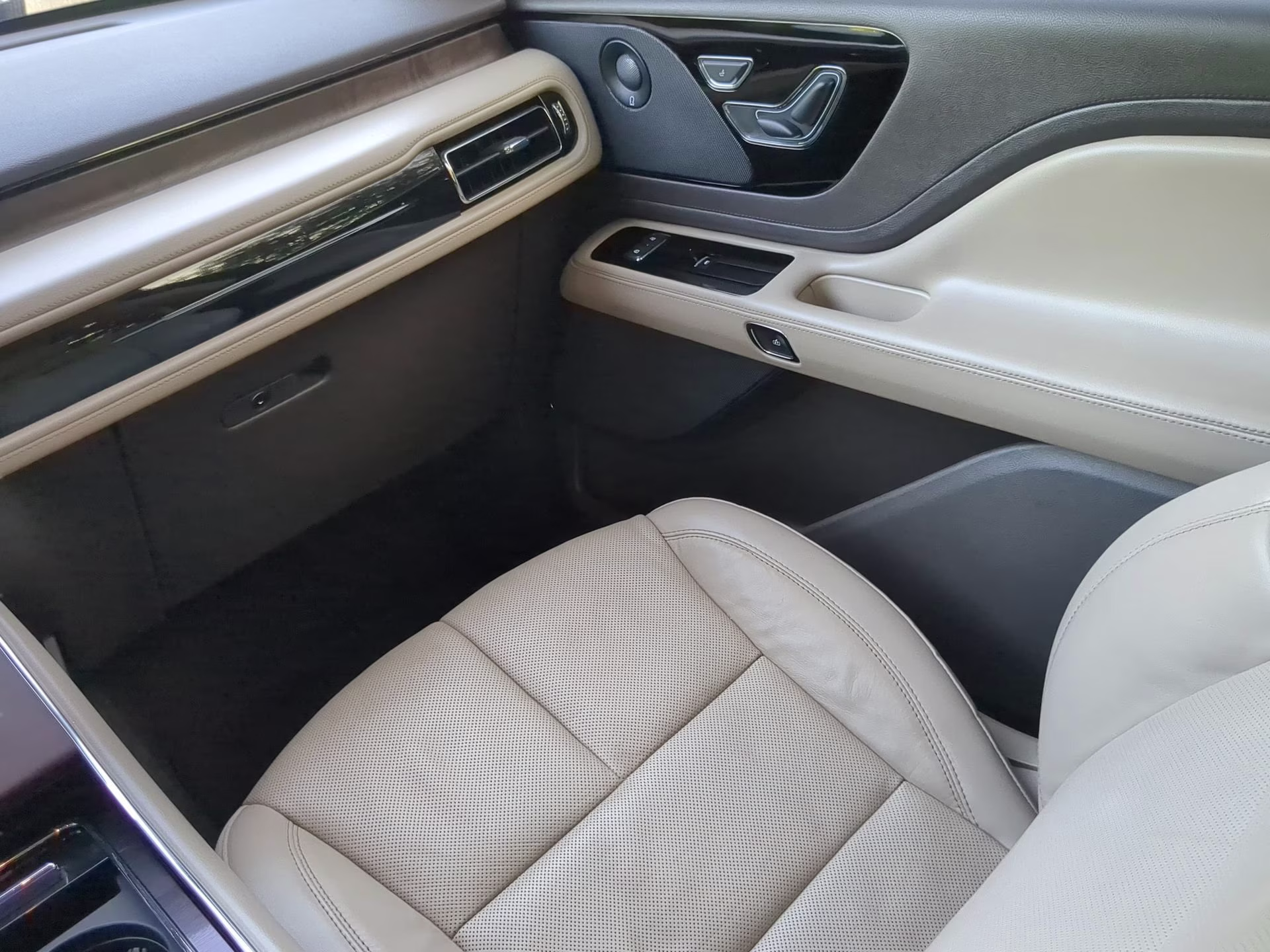2023 Pristine White Metallic Tri-Coat Lincoln Aviator Reserve RWD SUV