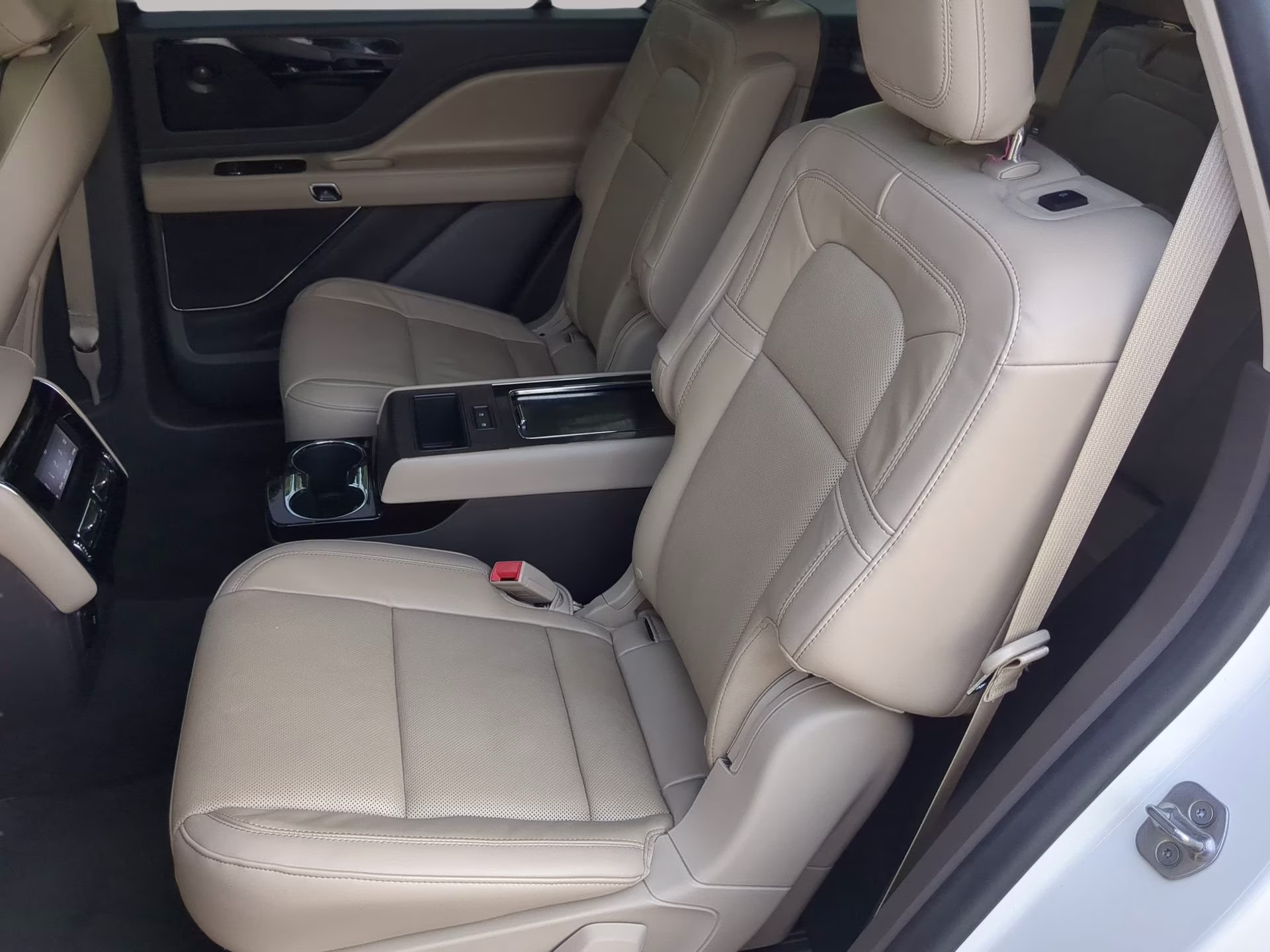 2023 Pristine White Metallic Tri-Coat Lincoln Aviator Reserve RWD SUV