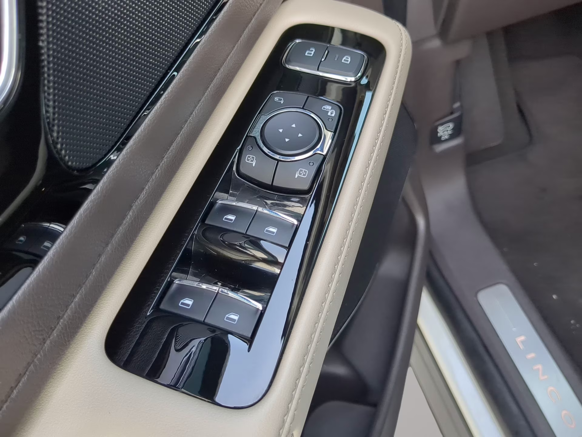 2023 Pristine White Metallic Tri-Coat Lincoln Aviator Reserve RWD SUV