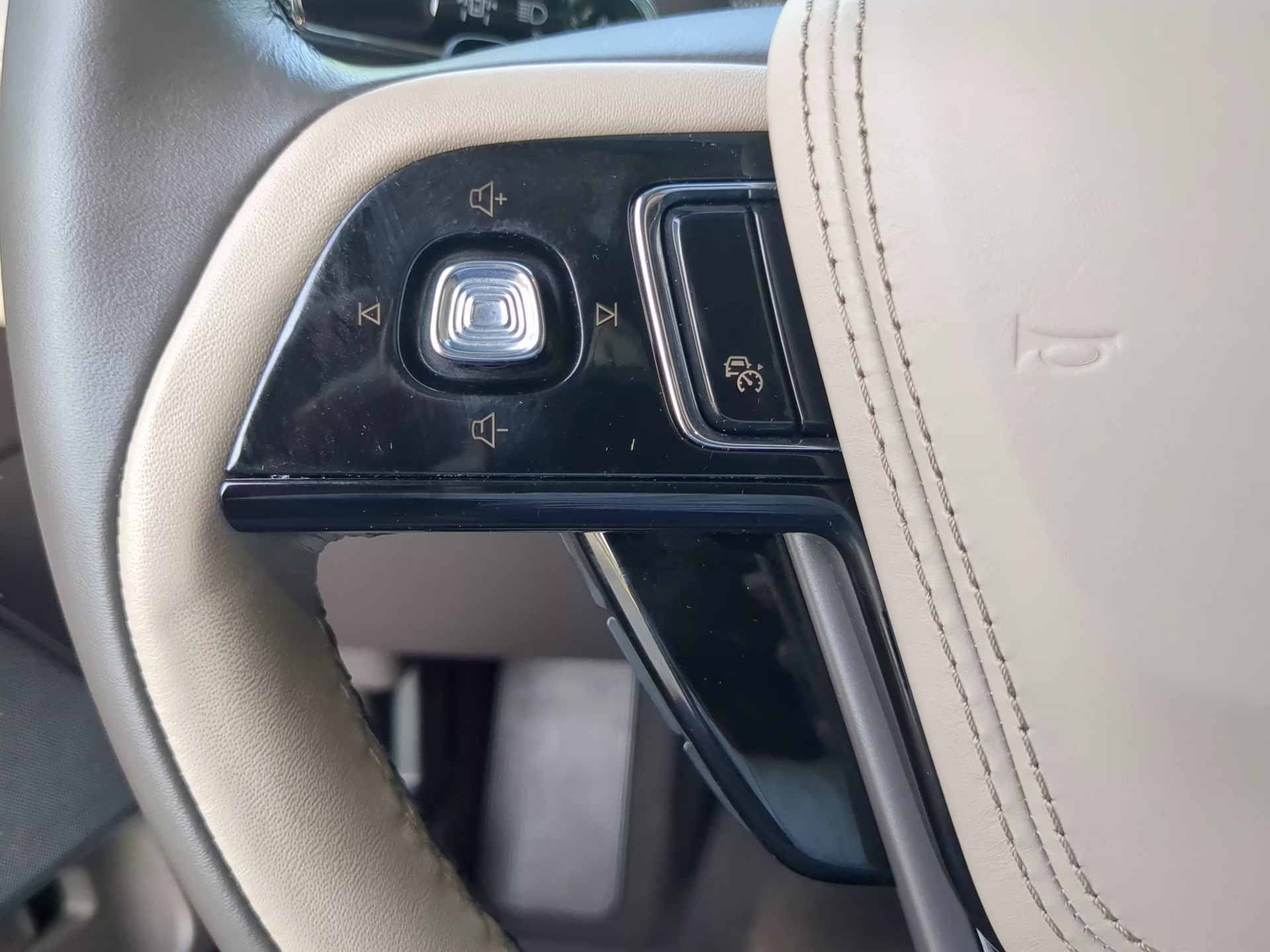2023 Pristine White Metallic Tri-Coat Lincoln Aviator Reserve RWD SUV