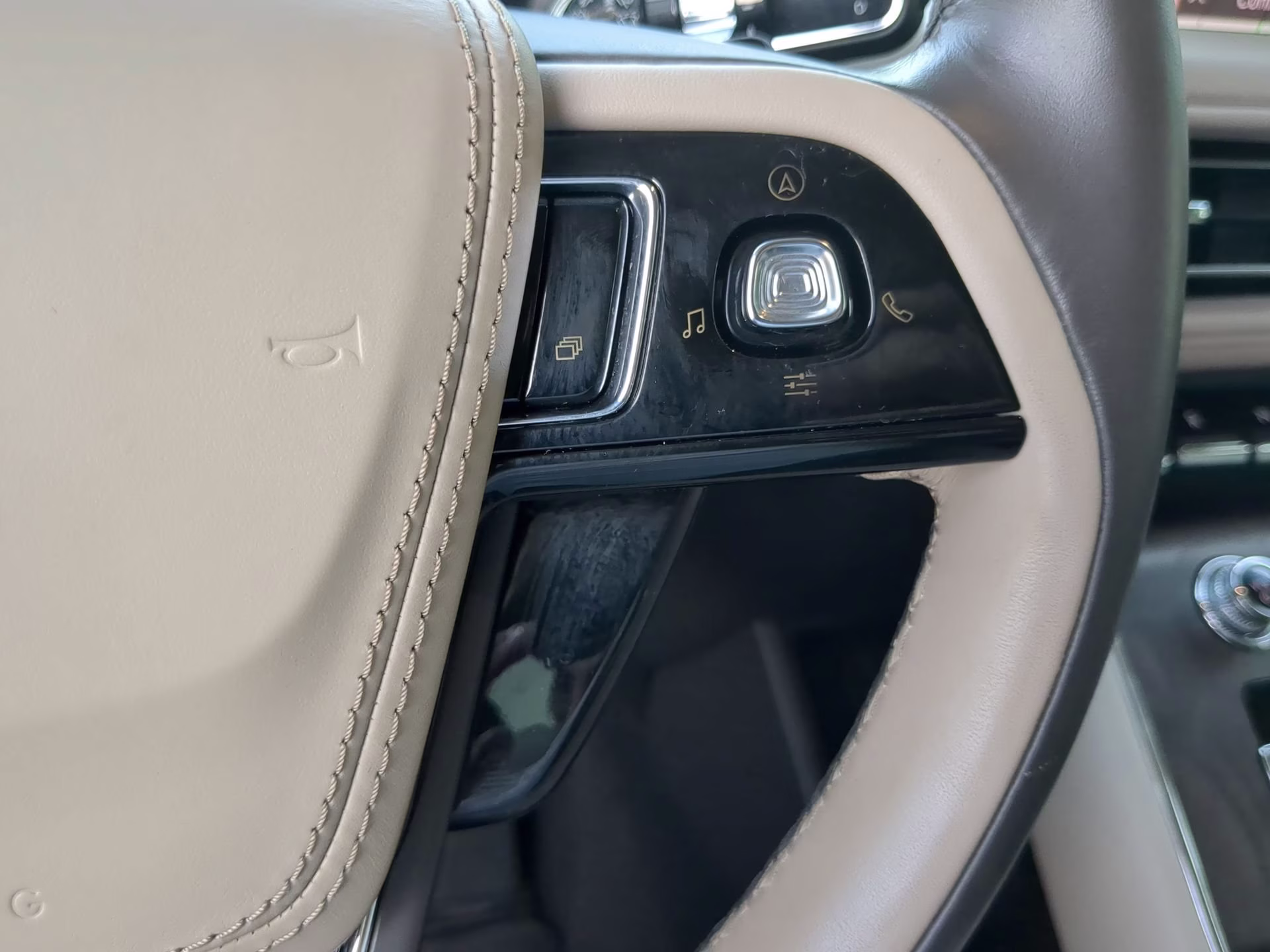 2023 Pristine White Metallic Tri-Coat Lincoln Aviator Reserve RWD SUV