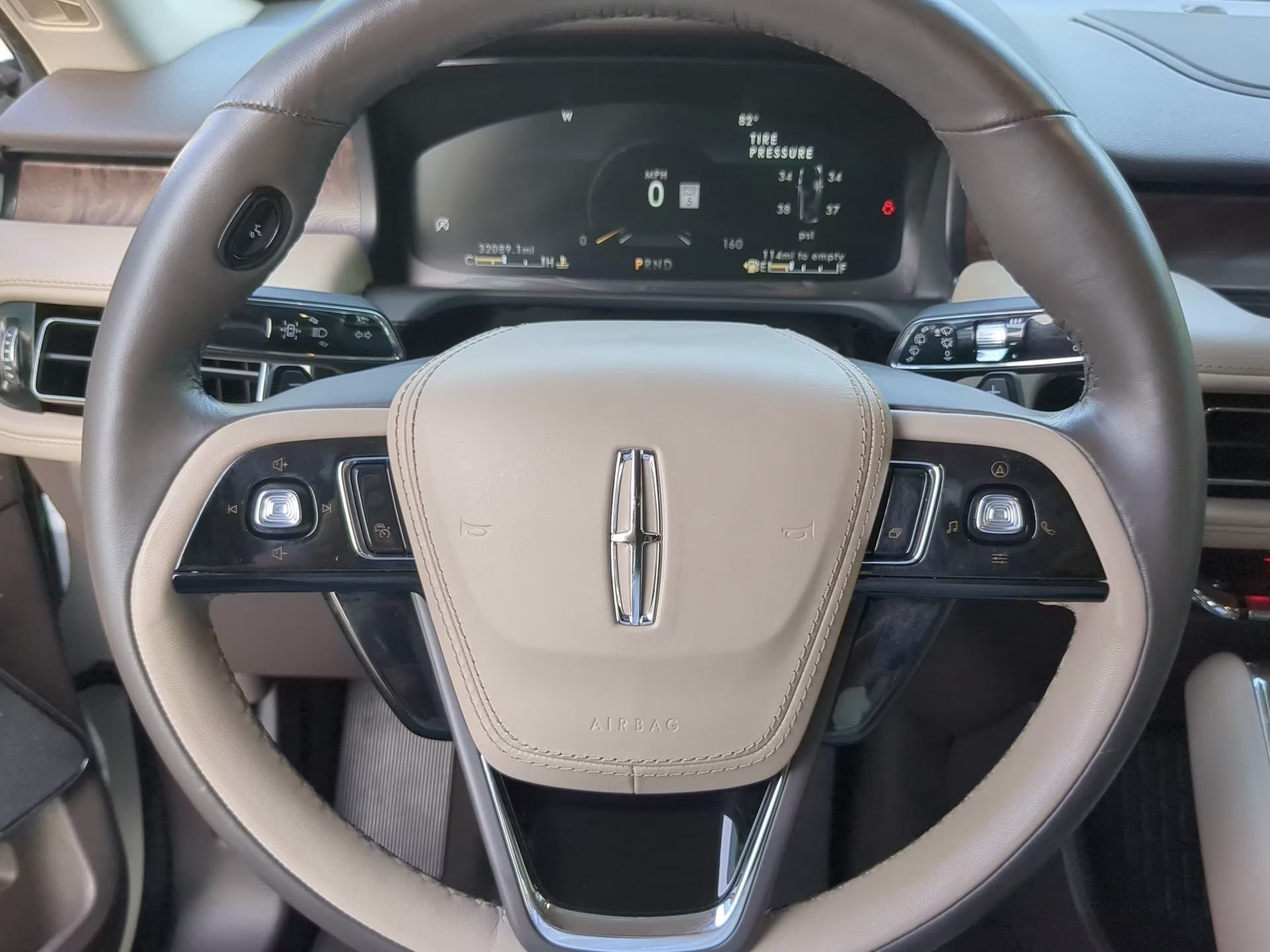 2023 Pristine White Metallic Tri-Coat Lincoln Aviator Reserve RWD SUV