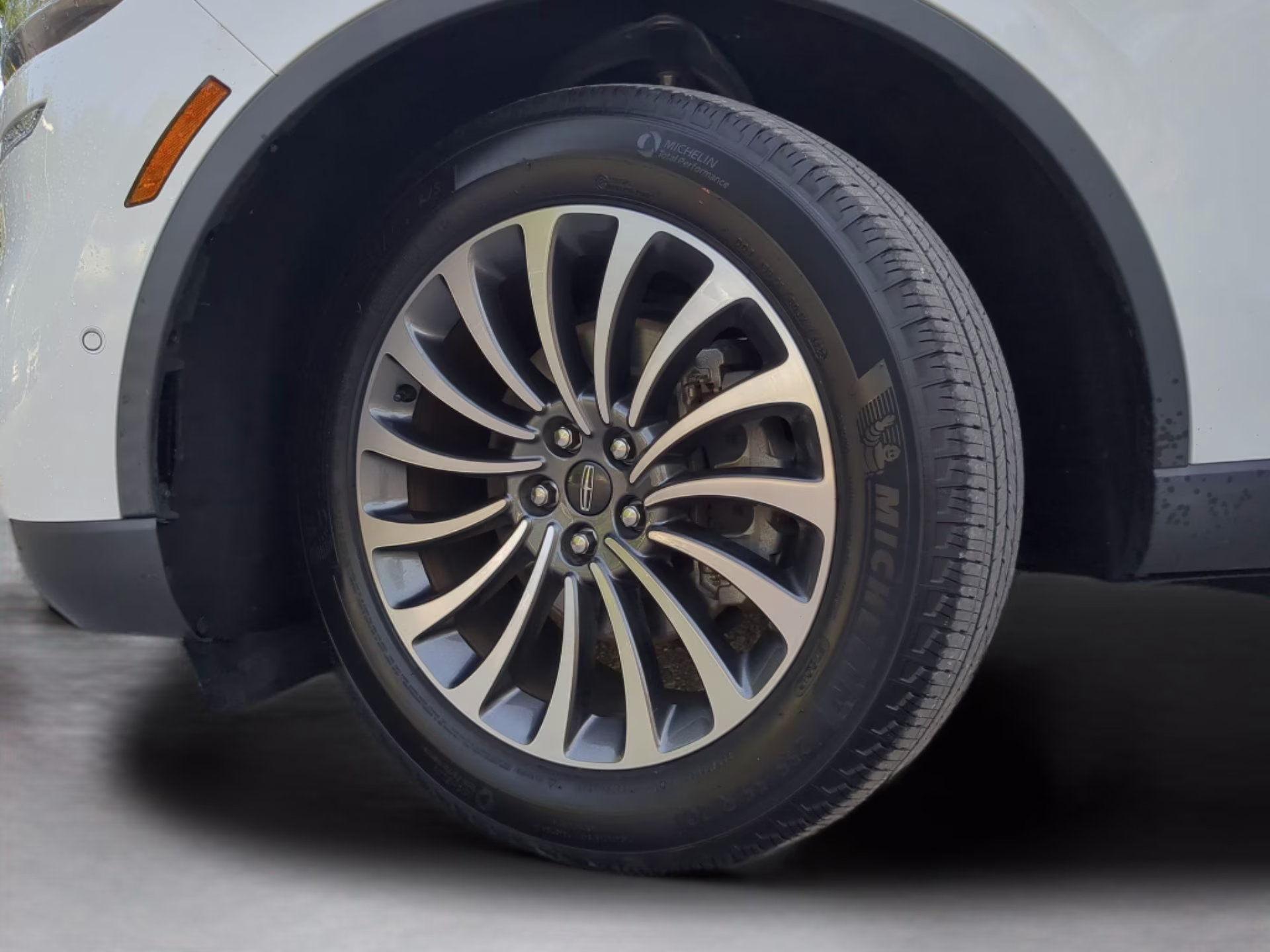 2023 Pristine White Metallic Tri-Coat Lincoln Aviator Reserve RWD SUV