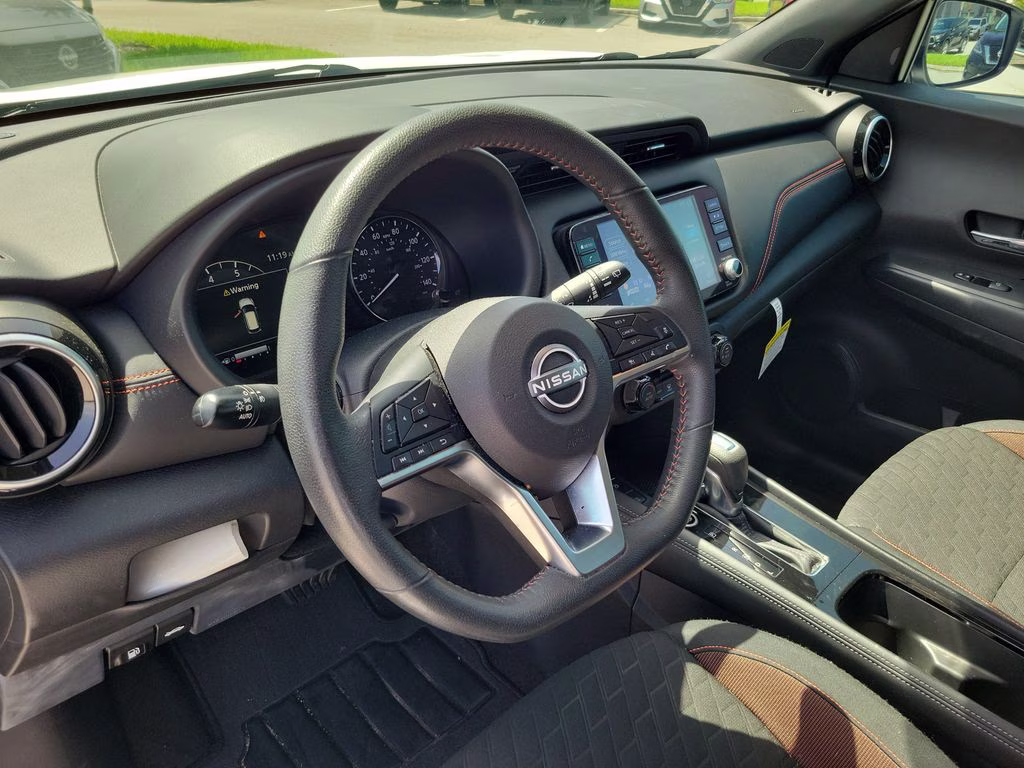 2023 Aspen White/Super Black Nissan Kicks SR FWD SUV