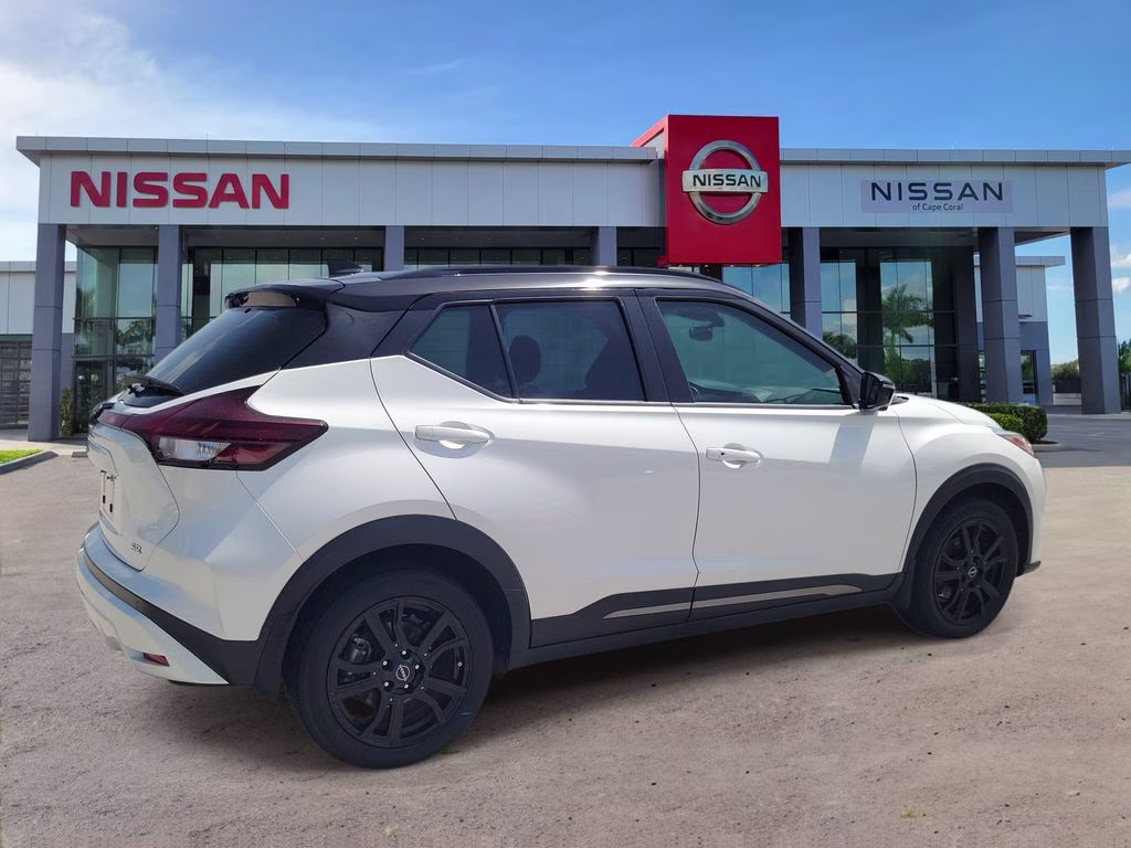 2023 Aspen White/Super Black Nissan Kicks SR FWD SUV