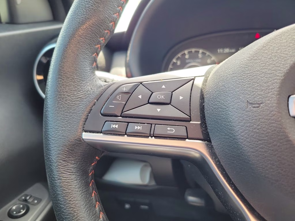 2023 Aspen White/Super Black Nissan Kicks SR FWD SUV
