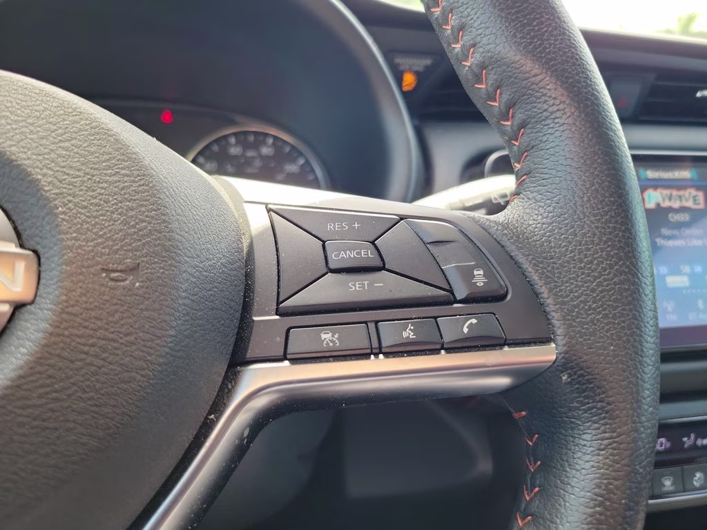 2023 Aspen White/Super Black Nissan Kicks SR FWD SUV