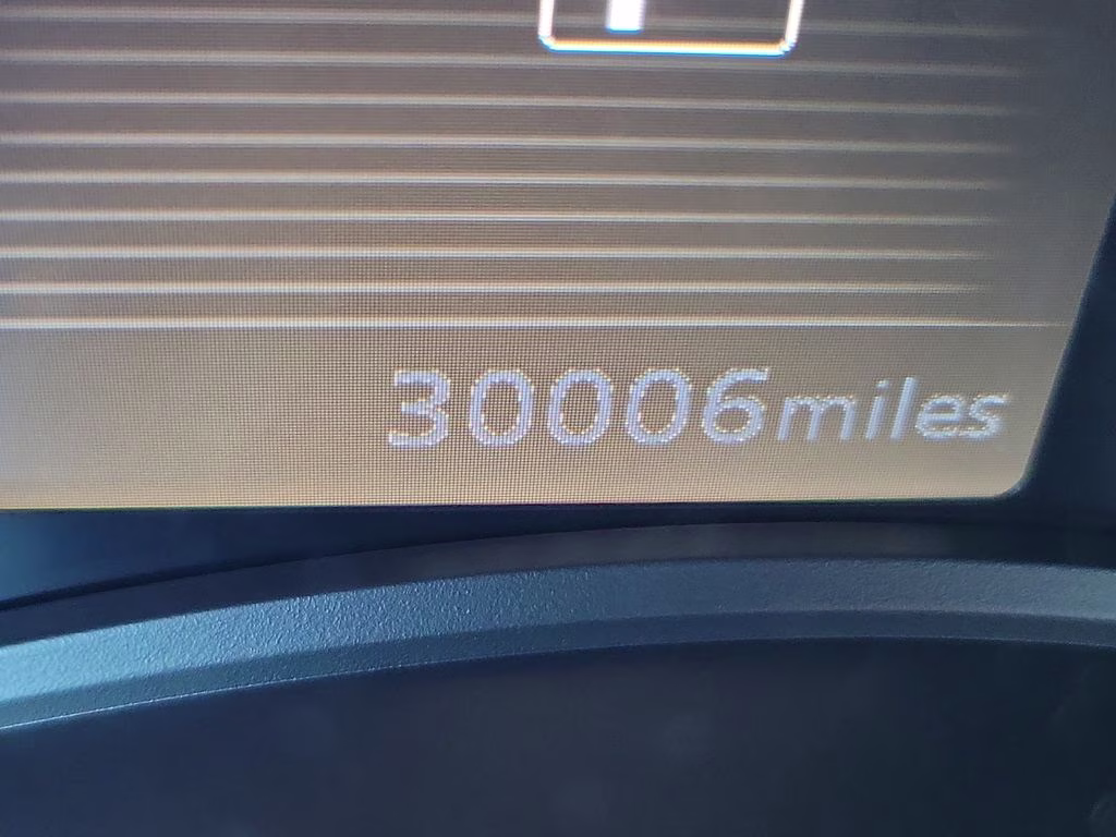 2023 Aspen White/Super Black Nissan Kicks SR FWD SUV