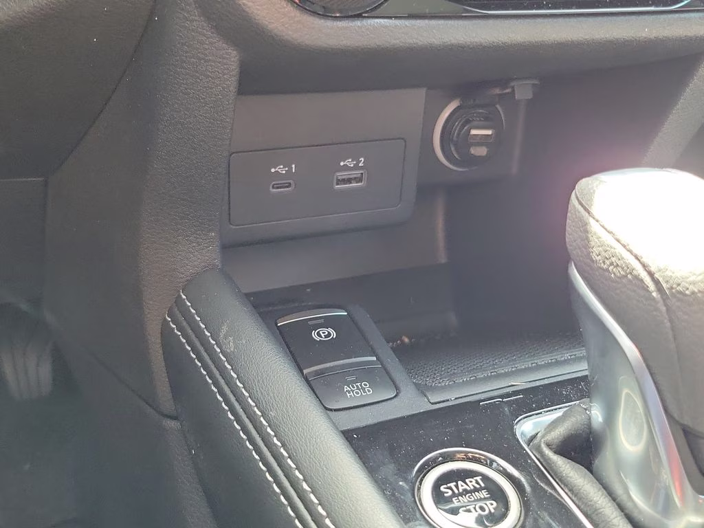 2023 Aspen White/Super Black Nissan Kicks SR FWD SUV