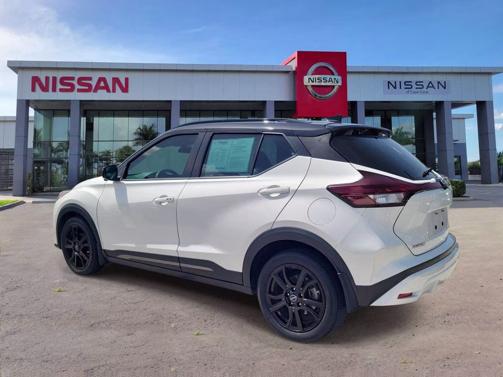 2023 Aspen White/Super Black Nissan Kicks SR FWD SUV