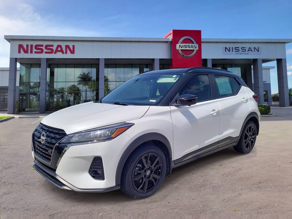 2023 Aspen White/Super Black Nissan Kicks SR FWD SUV