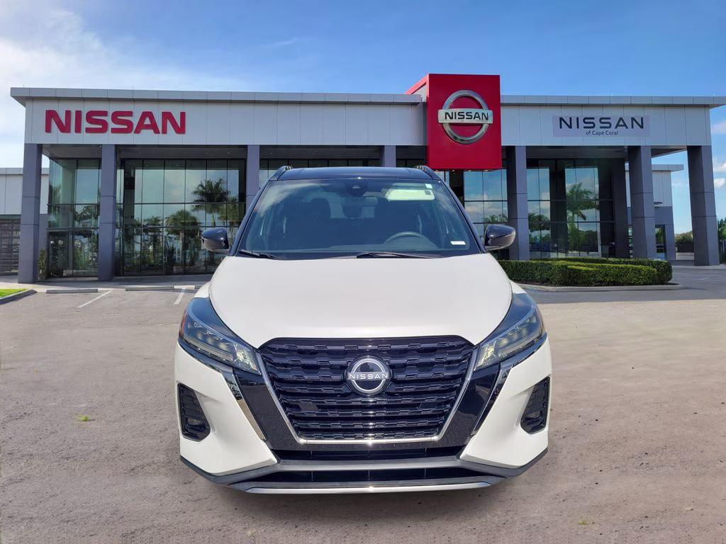 2023 Aspen White/Super Black Nissan Kicks SR FWD SUV
