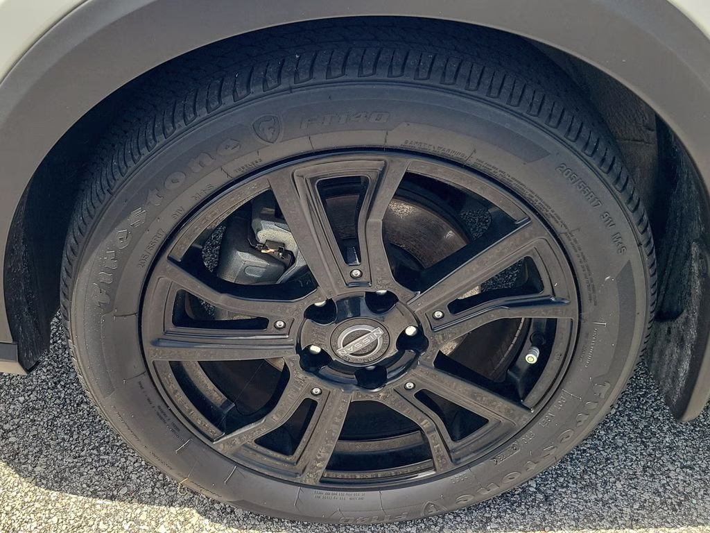 2023 Aspen White/Super Black Nissan Kicks SR FWD SUV