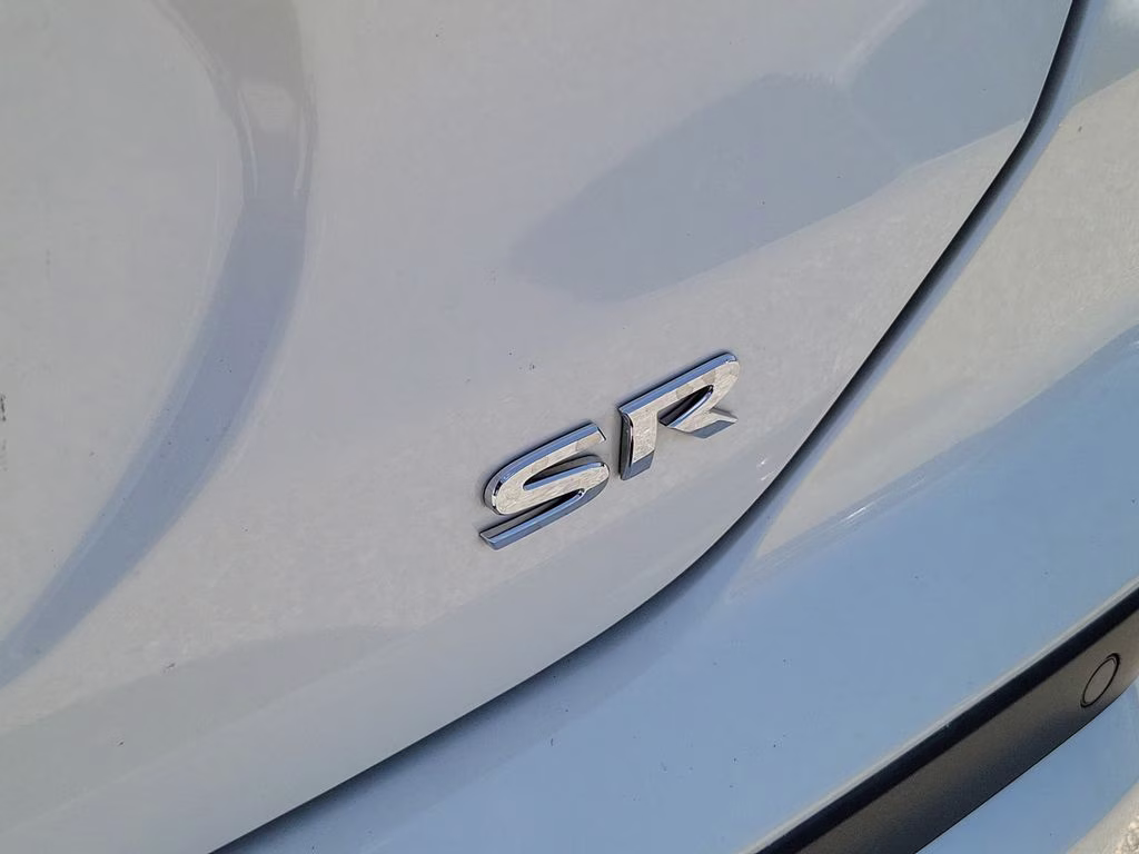 2023 Aspen White/Super Black Nissan Kicks SR FWD SUV
