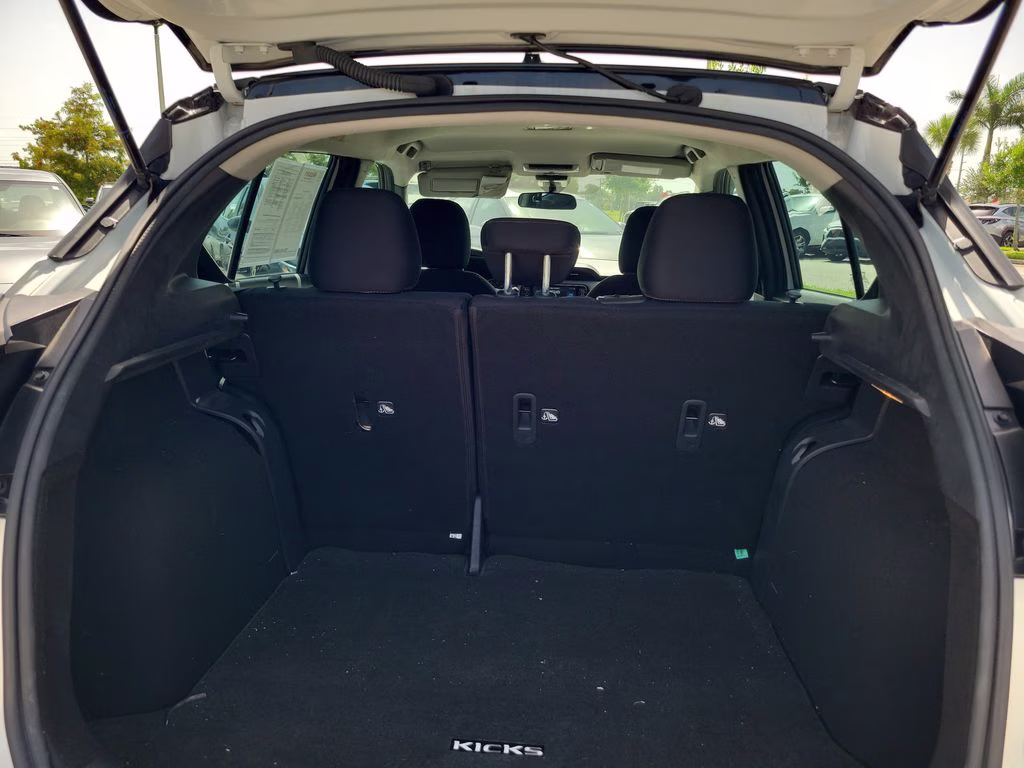 2023 Aspen White/Super Black Nissan Kicks SR FWD SUV