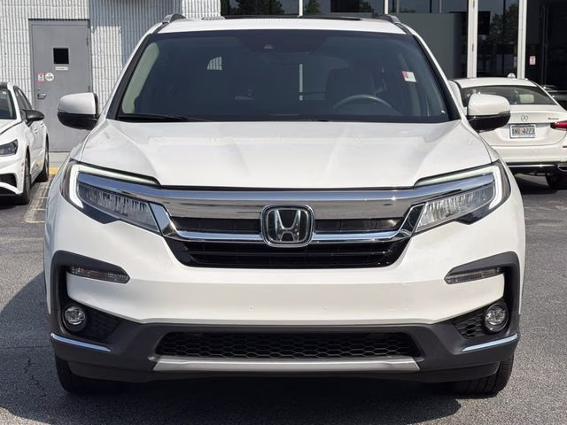 2022 Crystal Black Pearl Honda Pilot Touring FWD SUV