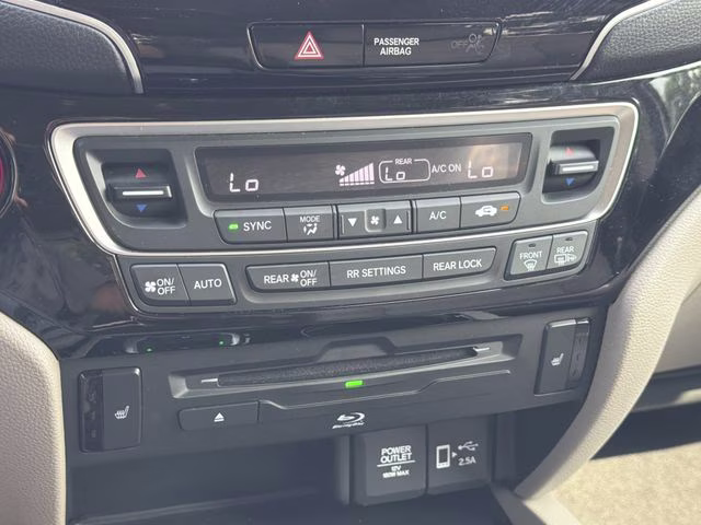 2022 Crystal Black Pearl Honda Pilot Touring FWD SUV