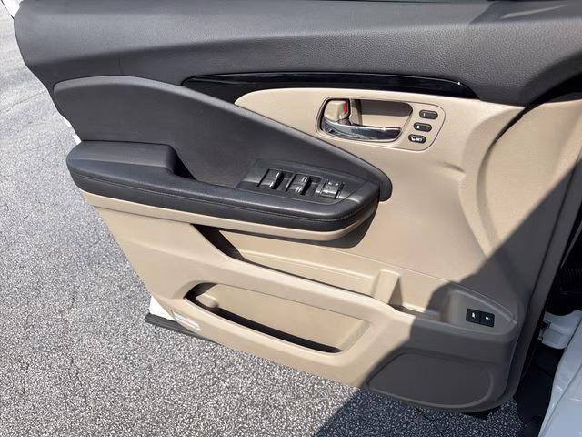 2022 Crystal Black Pearl Honda Pilot Touring FWD SUV