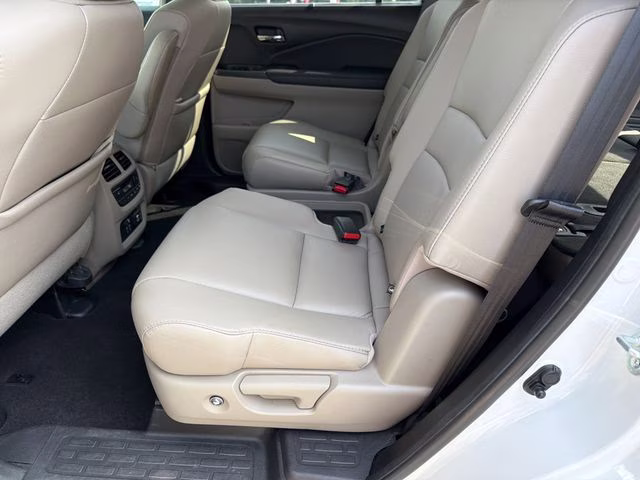 2022 Crystal Black Pearl Honda Pilot Touring FWD SUV