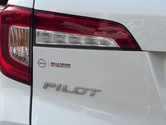 2022 Crystal Black Pearl Honda Pilot Touring FWD SUV