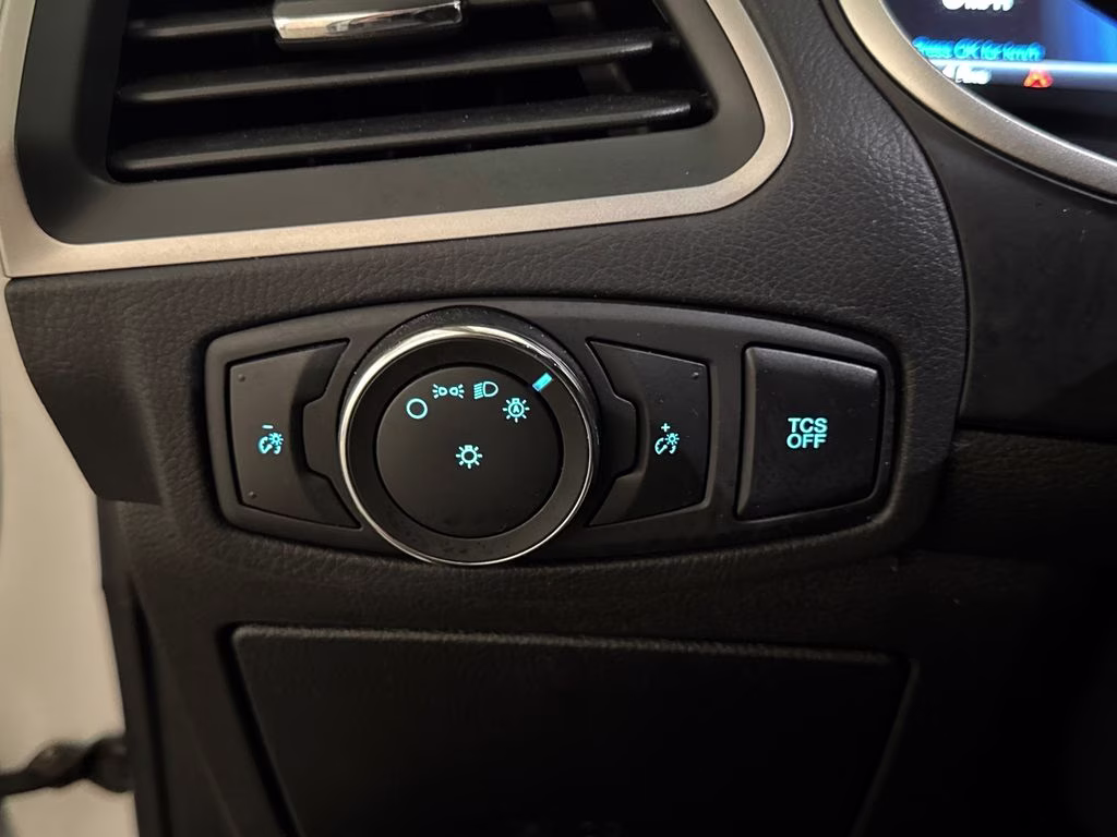2021 Oxford White Ford Edge SE FWD SUV