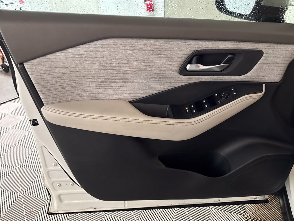 2021 Pearl White Tricoat Nissan Rogue SV FWD SUV