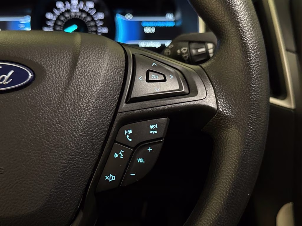 2021 Oxford White Ford Edge SE FWD SUV