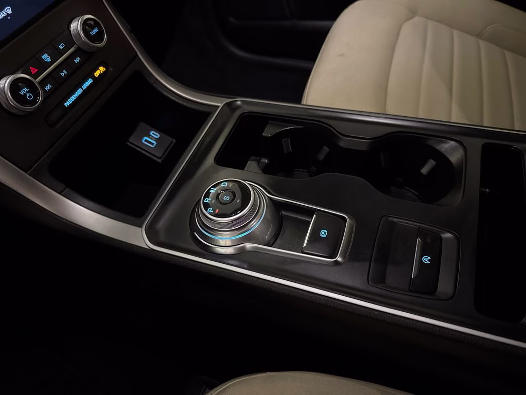 2021 Oxford White Ford Edge SE FWD SUV