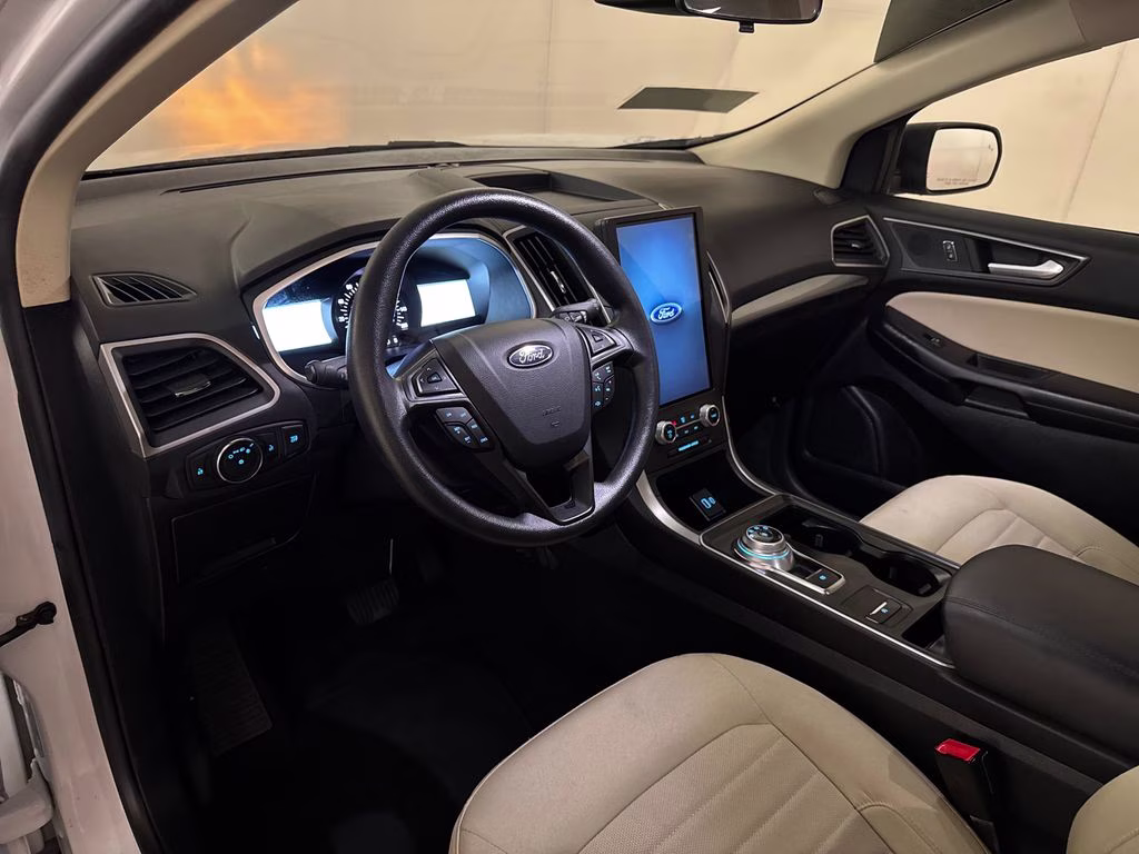 2021 Oxford White Ford Edge SE FWD SUV