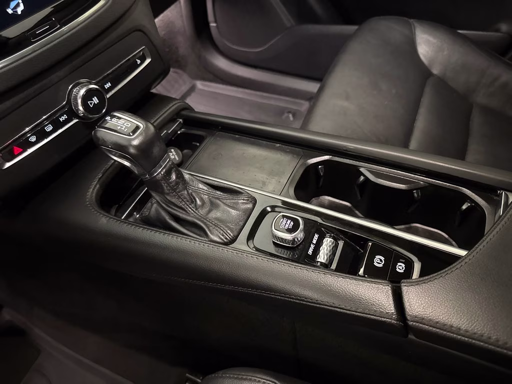 2021 Thunder Gray Metallic Volvo XC90 T5 Momentum FWD SUV