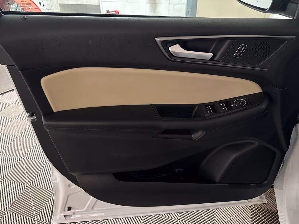 2021 Oxford White Ford Edge SE FWD SUV