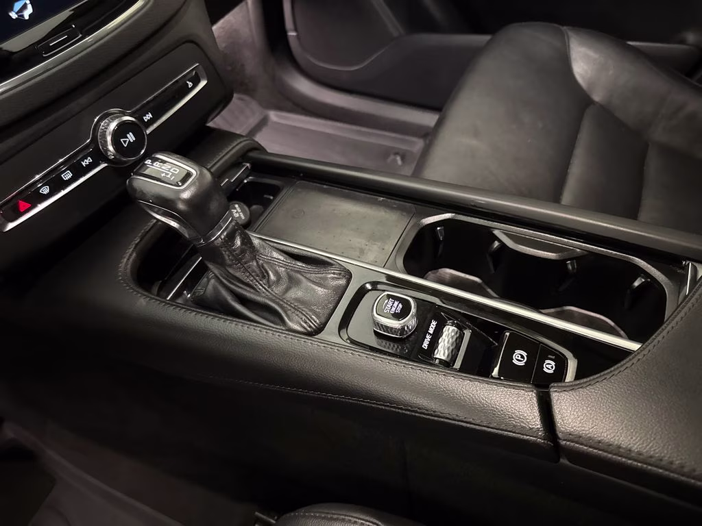 2021 Thunder Gray Metallic Volvo XC90 T5 Momentum FWD SUV
