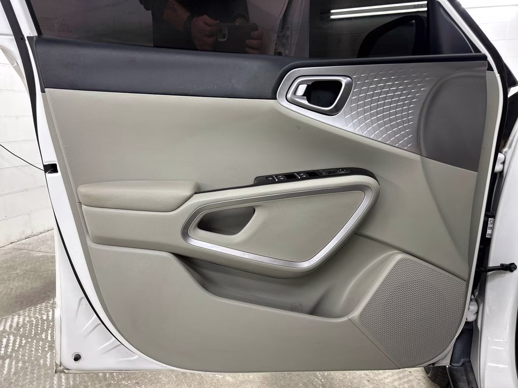 2025 Snow White Pearl Kia Soul LX FWD Hatchback