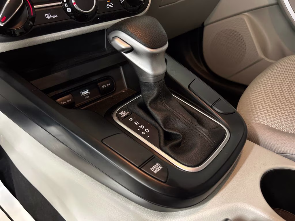 2025 Snow White Pearl Kia Soul LX FWD Hatchback
