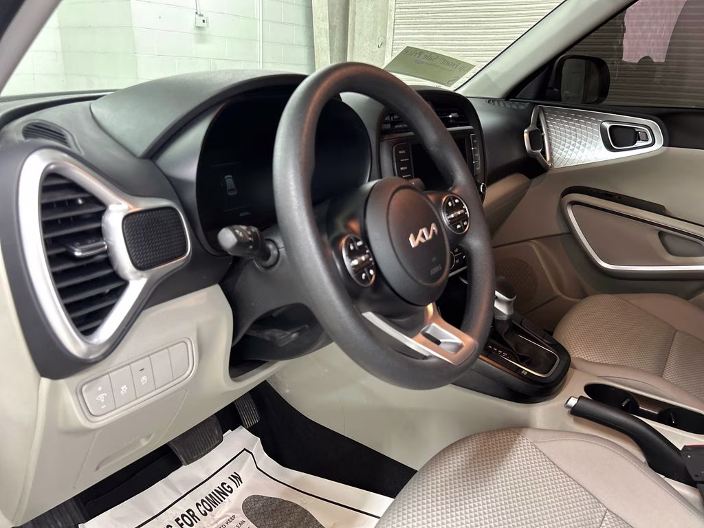 2025 Snow White Pearl Kia Soul LX FWD Hatchback