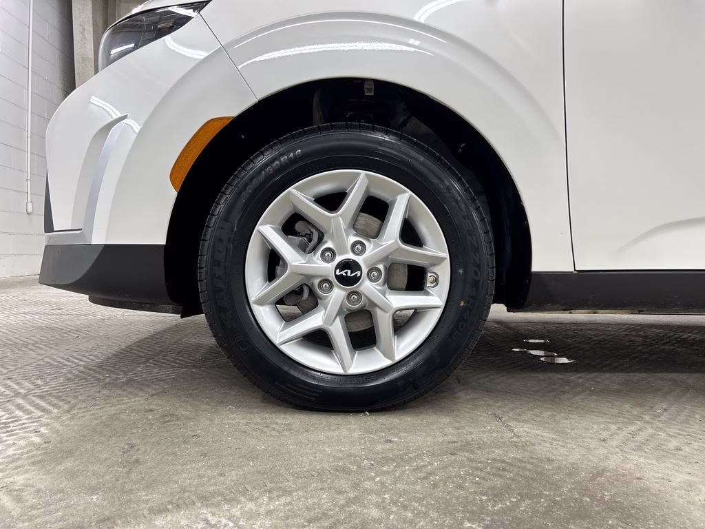 2025 Snow White Pearl Kia Soul LX FWD Hatchback