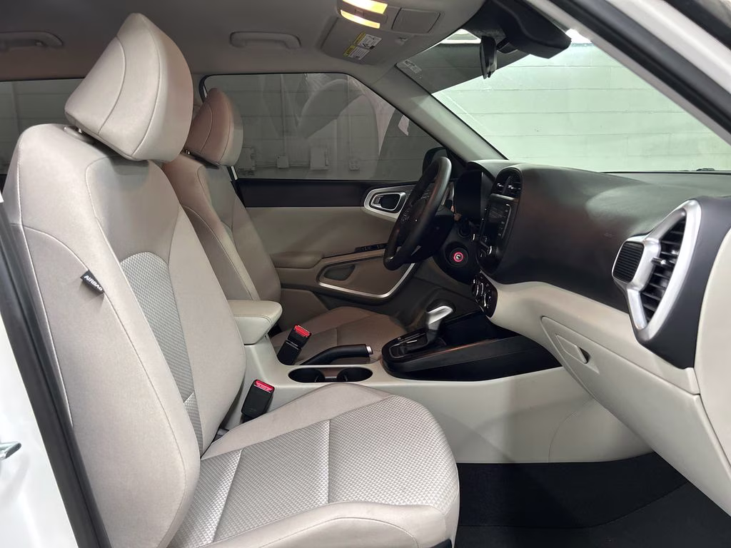 2025 Snow White Pearl Kia Soul LX FWD Hatchback