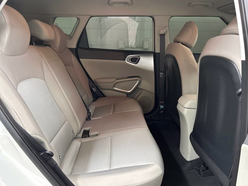2025 Snow White Pearl Kia Soul LX FWD Hatchback