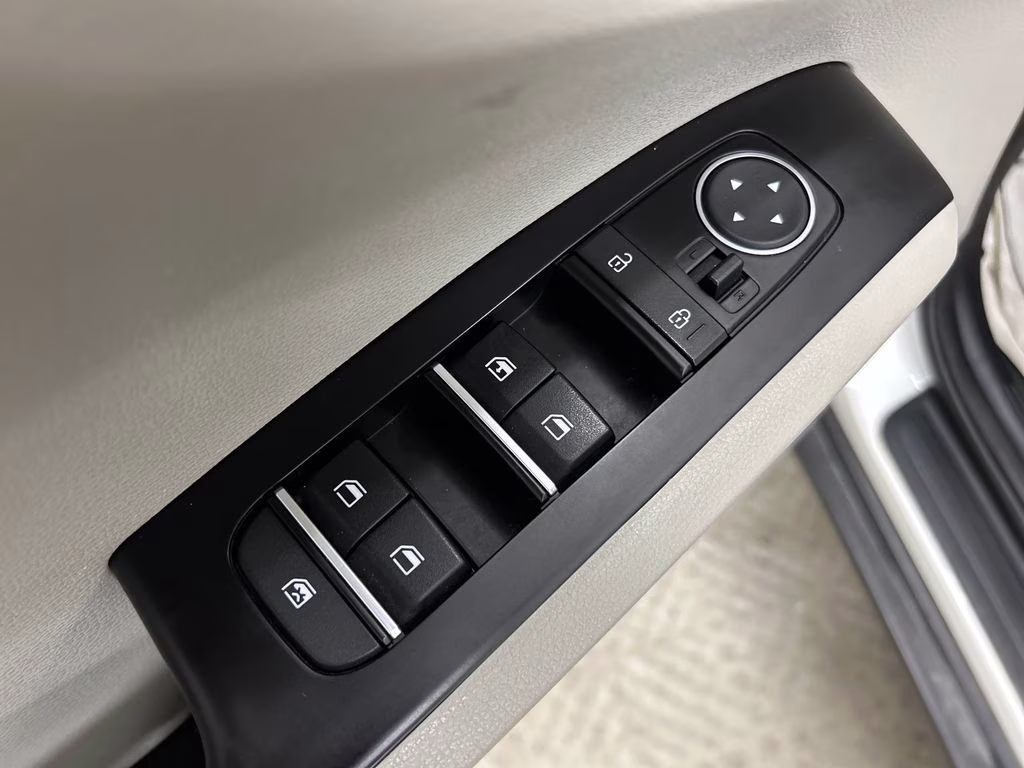 2025 Snow White Pearl Kia Soul LX FWD Hatchback