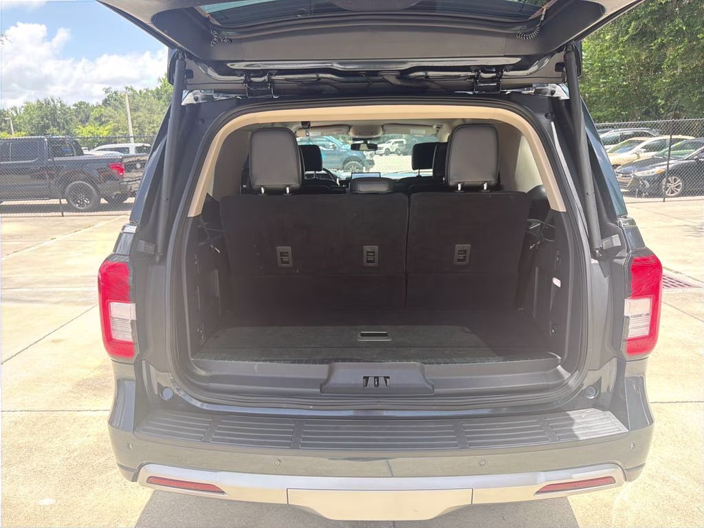 2023 Blue Metallic Ford Expedition XLT RWD SUV