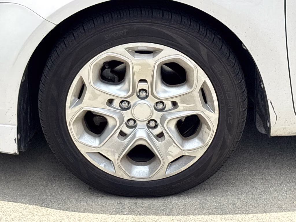 2010 White Suede Ford Fusion SE FWD Sedan