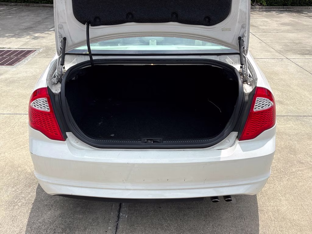 2010 White Suede Ford Fusion SE FWD Sedan