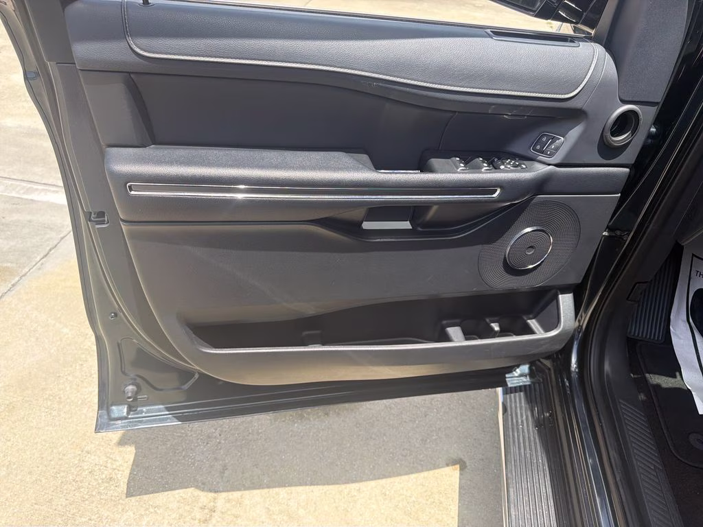 2023 Blue Metallic Ford Expedition XLT RWD SUV