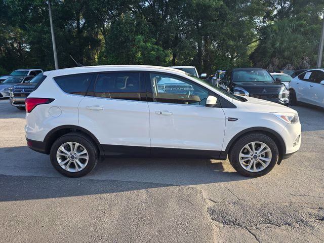 2019 Oxford White Ford Escape SE FWD SUV