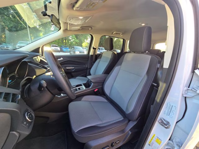 2019 Oxford White Ford Escape SE FWD SUV