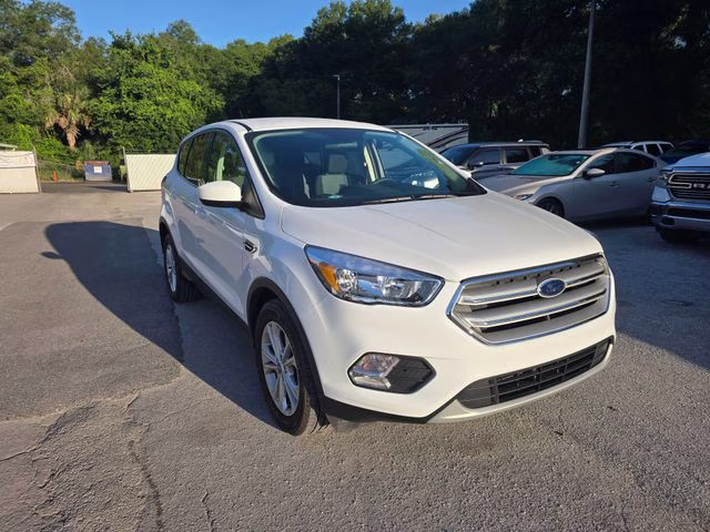 2019 Oxford White Ford Escape SE FWD SUV