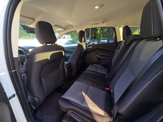 2019 Oxford White Ford Escape SE FWD SUV