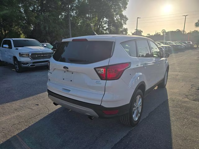 2019 Oxford White Ford Escape SE FWD SUV