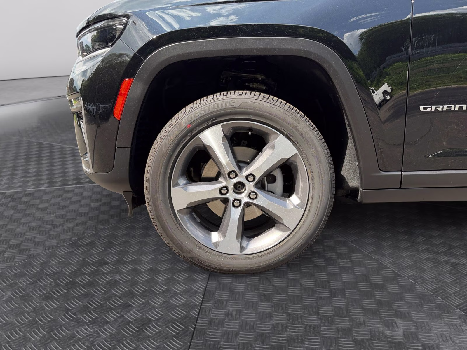 2026 Diamond Black Crystal Pearlcoat Jeep Grand Cherokee Limited 4X4 SUV
