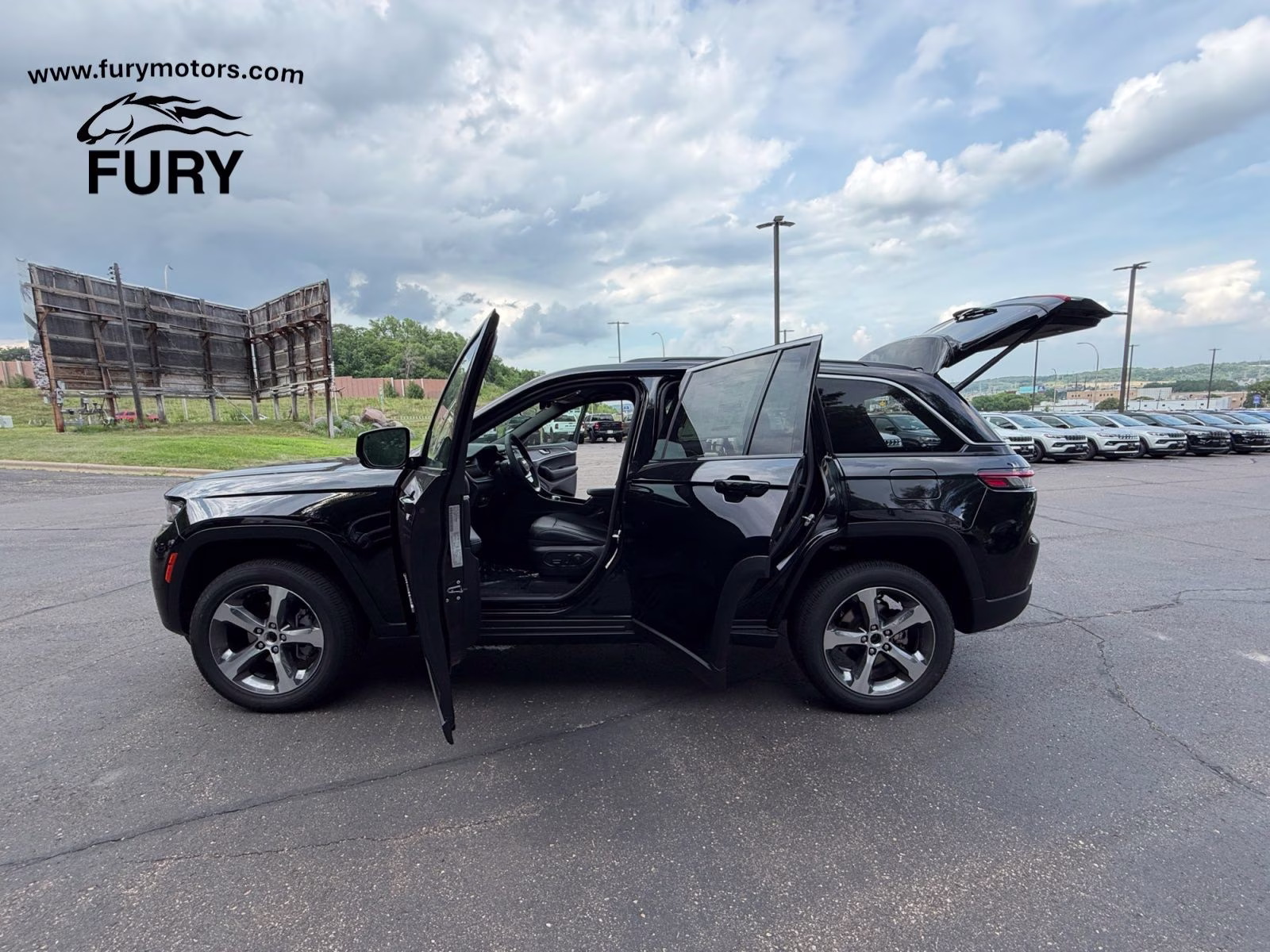 2026 Diamond Black Crystal Pearlcoat Jeep Grand Cherokee Limited 4X4 SUV